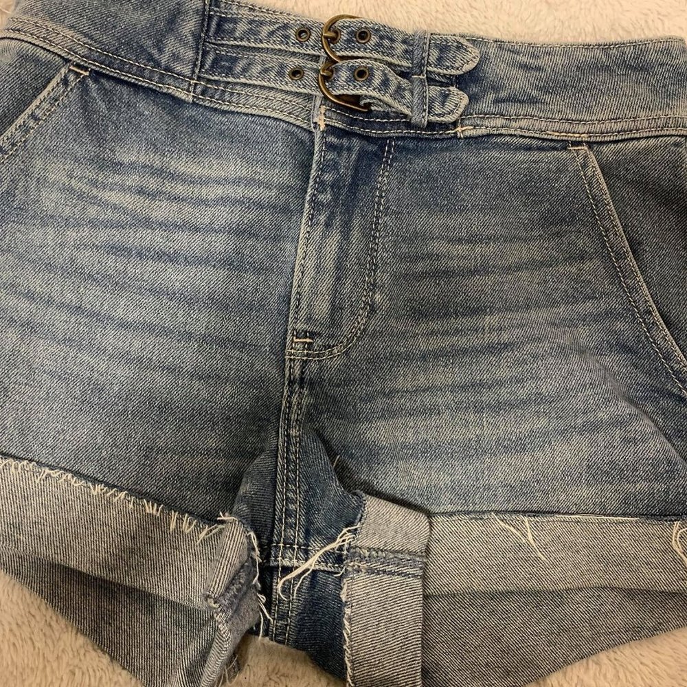 HOLLISTER Buckled High-Rise Mom Shorts 3''